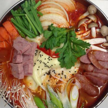 大人気！韓国の辛いチゲ。キムチ、ハム、お餅、ラメン、チーズ、野菜(玉ねぎ、人参、しめじ)