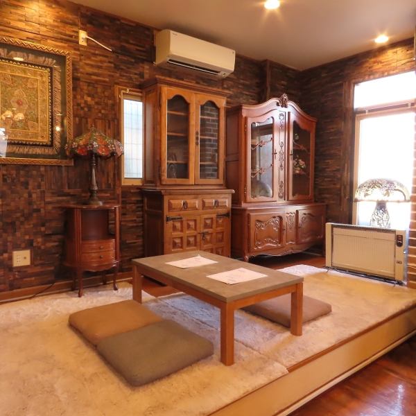 【アンティークに包まれて】落ち着きと明るさが共存する店内は、こだわりのアンティーク家具が配された、気品漂う落ち着いた雰囲気です。アンティーク家具に囲まれながらも、光が差し込む明るい空間となっており、圧迫感なくゆったりと過ごせるのが魅力。ゆったりと流れる時間を感じながら、思い思いに過ごせます。