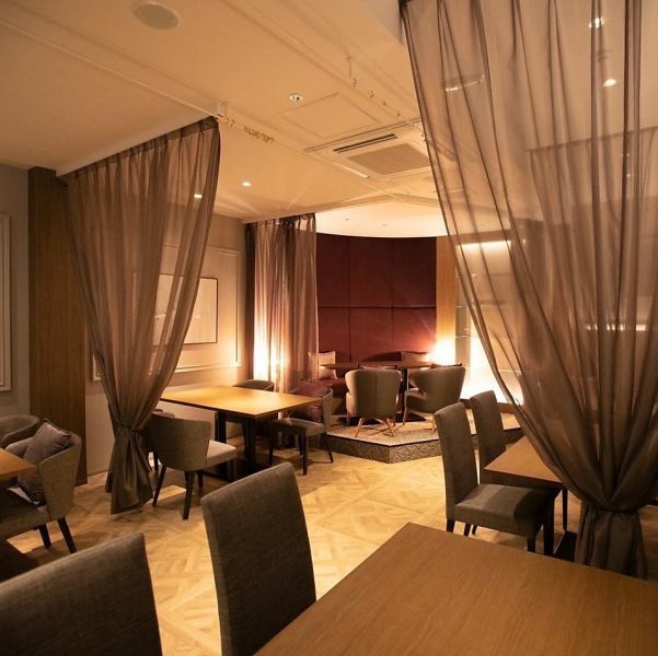 店内はテーブル席＆ソファ中心で最大65名までOK。大人×モダンな空間で女子会やデートはもちろん、会社宴会、WD2次会もお任せ。人数に合わせてテーブルの組み合わせも★たくさんの笑顔に包まれる、特別なひとときをご用意。貴方だけの素敵な夜をお楽しみ下さい♪(写真は別館、ＶＩＰラウンジになります)