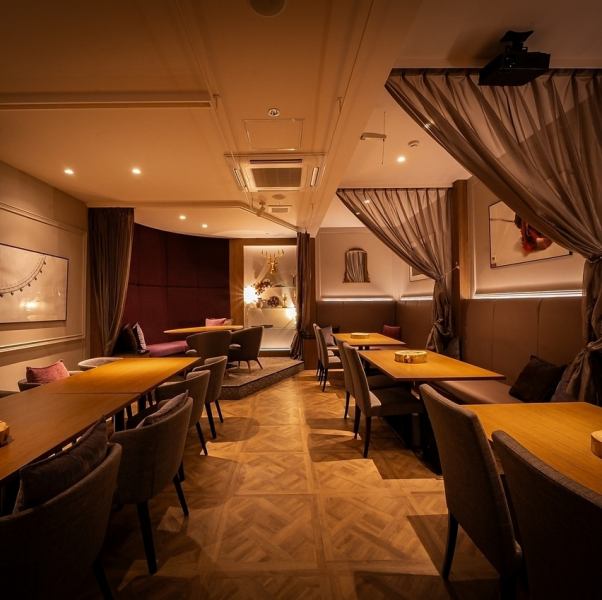 餐厅主要以桌椅和沙发为主,最多可容纳 65 人。在这个充满成人气息的现代空间里,我们非常适合女生之夜、约会、公司宴会和婚礼后的派对。我们可以根据出席人数安排桌椅 ★ 我们将为您打造一个充满欢声笑语的特别时刻。享受一个只属于你的美好夜晚♪(照片展示的是附属楼的贵宾休息室)