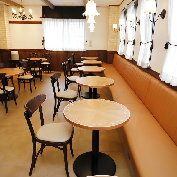 2名掛けのテーブル席が豊富で、デートや少人数でのカフェ利用にぴったり。窓際の席は自然光がたっぷり入るため、昼間は特に人気のスポットです。1人で訪れても落ち着いて過ごせるカウンター席もあり、読書やちょっとした作業にも最適。静かな音楽が流れる中で、自分だけの時間をゆっくり楽しめます。
