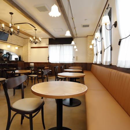 餐厅中央的圆桌可容纳四人，非常适合集体午餐或喝咖啡。其布局鼓励人们进行热烈的交谈，是女生聚会或亲子聚会的绝佳场所。
