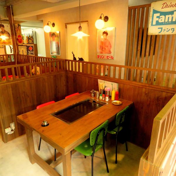 There are table seats and tatami mats for 4 people, and they are lined up in a square in a semi-private room, so it is a recommended space for groups and groups! ♪