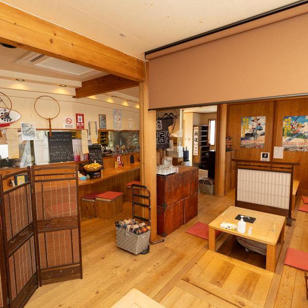 大型宴会には掘りごたつ席をご用意。無垢材をふんだんに使った空間は、木の香りと温もりに包まれ、落ち着いた雰囲気を演出します。広々とした席で、家族や仲間とゆったり過ごせるのが魅力。最大人数に対応できるレイアウトで、ご宴会などにも最適です。心地よい空間で、お楽しみください☆