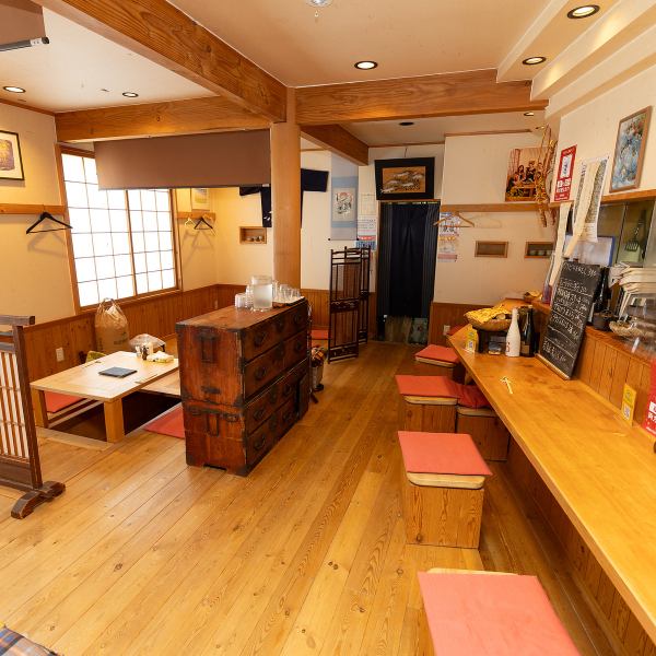 店内はヒノキや赤松、杉などの無垢材を使用し、自然の温もりを感じる落ち着いた空間。保護猫がいるため、猫好きには癒しの時間を提供します(アレルギーの方はご注意ください)。アクセスも良好です♪きりたんぽ鍋は年中提供しており、秋田の味覚を存分に堪能できます★ぜひお気軽にお越しください。