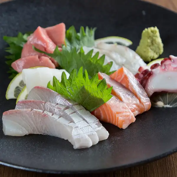 【毎朝中央市場から直送】料理長がその日の極上魚介を吟味！色鮮やかなお造り三種盛り合わせ