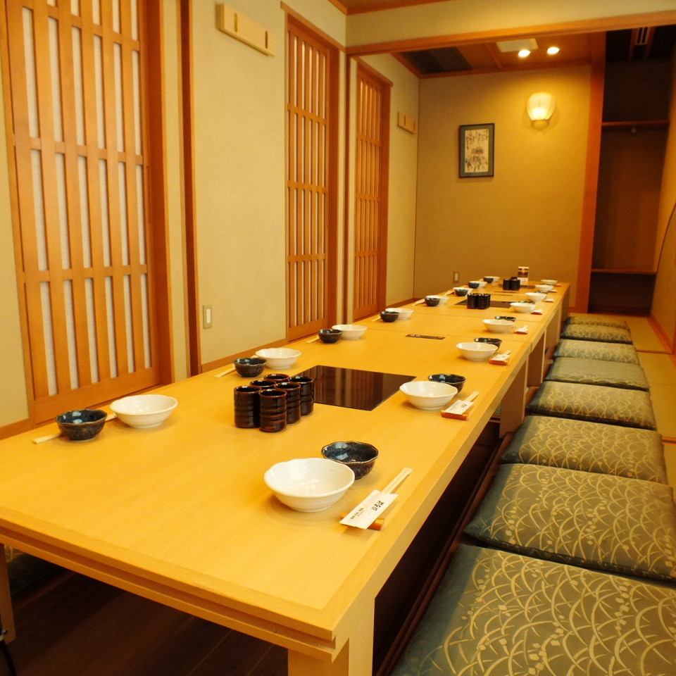 There are various private rooms with sunken kotatsu for 4 to 30 people.