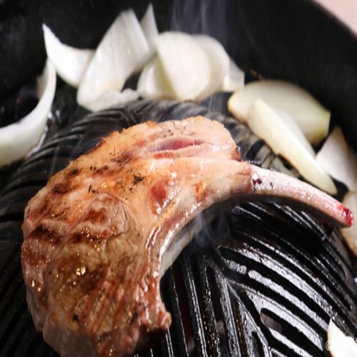 こだわりの炭でラム肉の旨味を更に凝縮…