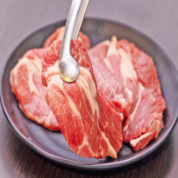 【鮮度抜群◇臭みのない食べやすさが特徴的な人気の一品】肩ロース　990円