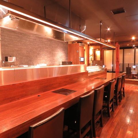 間近で焼いている所が見れる、こだわりのカウンター！焼き鳥屋っぽさのない、おしゃれさも◎カップルで使って頂いても、おひとり様でも満足いただける空間です！！※写真は店舗イメージです