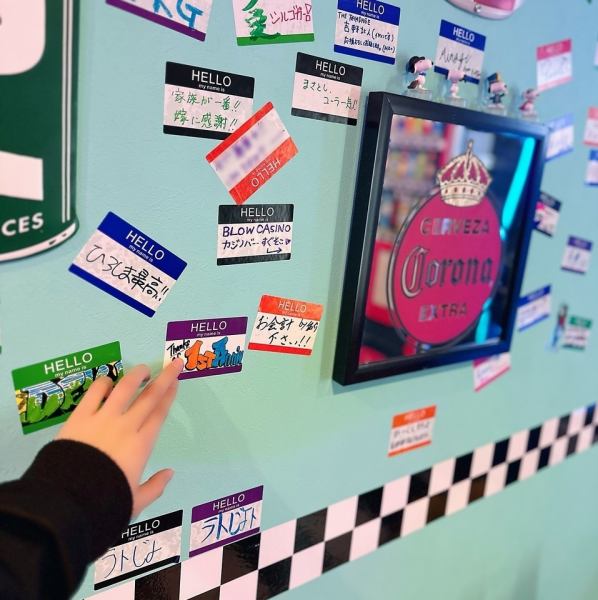 美國名牌【HELLO my name is】在我們的ACE店，我們要求來店的顧客填寫一張貼紙，上面寫著“HELLO my name is”，這句話也成為了街頭文化的一部分，並將其隨意貼在店內的蒂芙尼藍色牆壁上作為紀念品。歡迎大家來加入我們的交流圈。