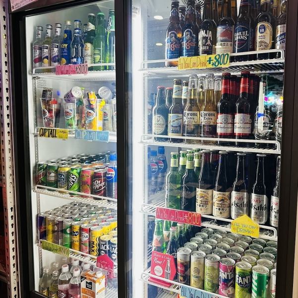 商店各處的展示櫃裡備有各種各樣的飲品，包括來自世界各地的啤酒、稀有的罐裝果汁以及廣島首款可以自己製作的雞尾酒“CUPTAIL”。若您選擇無限暢飲，您可以隨時暢飲，享受酒吧獨有的輕鬆氛圍。