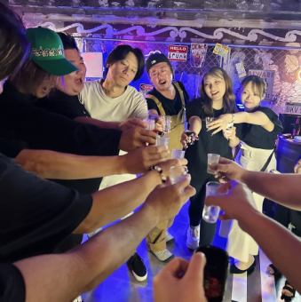 我們最多可容納 50 人。享受飛鏢、桌球、各種啤酒和美味佳餚。