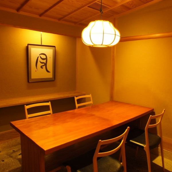 私人房間擁有現代和平靜的座椅，由土牆和白色木材製成，非常適合在寬敞的房間內安靜地交談。這是一間擁有溫馨氛圍的私人客房，可供4人至最多6人使用。