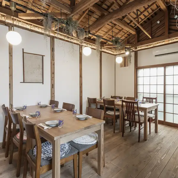 平屋をリノベーションした、木の温もり溢れる上質な和モダン空間。周りを気にせずゆったり過ごせる8名～16名様対応の完全個室を完備！落ち着いた雰囲気のなか、ご親族のお集まりや会社宴会、特別な日の打ち上げまで幅広くご利用いただけます。温かみのある寛ぎの個室で、至福のひとときをお過ごしください。
