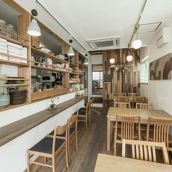 18名様以上で店舗丸ごと貸切パーティーが可能です！着席はもちろん、半立食ビュッフェ形式なら最大約30名様まで対応OK。周りを気にせず盛り上がれるプライベート空間で、会社宴会や歓送迎会、同窓会など大人数のお集まりにぴったりです。人数・ご予算・演出など、特別なひとときを彩るご要望もお気軽にご相談ください！