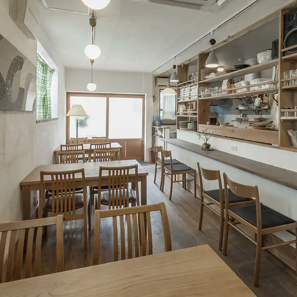 木の温もりに包まれた心地よい店内には、2名様から気軽に使えるテーブル席をご用意。木の優しさと落ち着いた雰囲気が漂う空間は、普段使いはもちろん、大切なデートやご友人とのちょっとしたお食事にもぴったりです！木の温かみ溢れる寛ぎの雰囲気のなか、心なごむ素敵な時間を心ゆくまでお過ごしください。