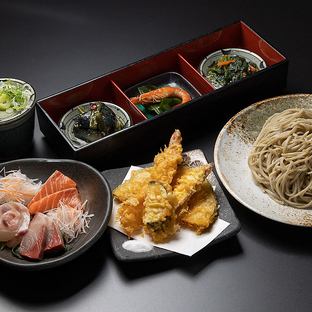 自慢のお蕎麦に加え、天ぷら・刺身が愉しめる御膳。