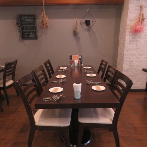 Tables for 4 to 6 people are perfect for girls' parties and various banquets.It can be used in various scenes.
