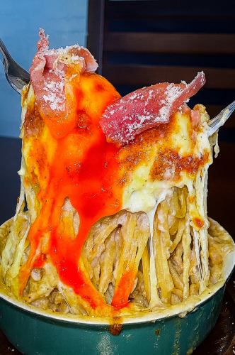 [Dakdak Cheese Pasta] + 550 yen includes a set of [3 kinds of freshly baked bread, unlimited refills, 2 appetizers, soup, and salad]