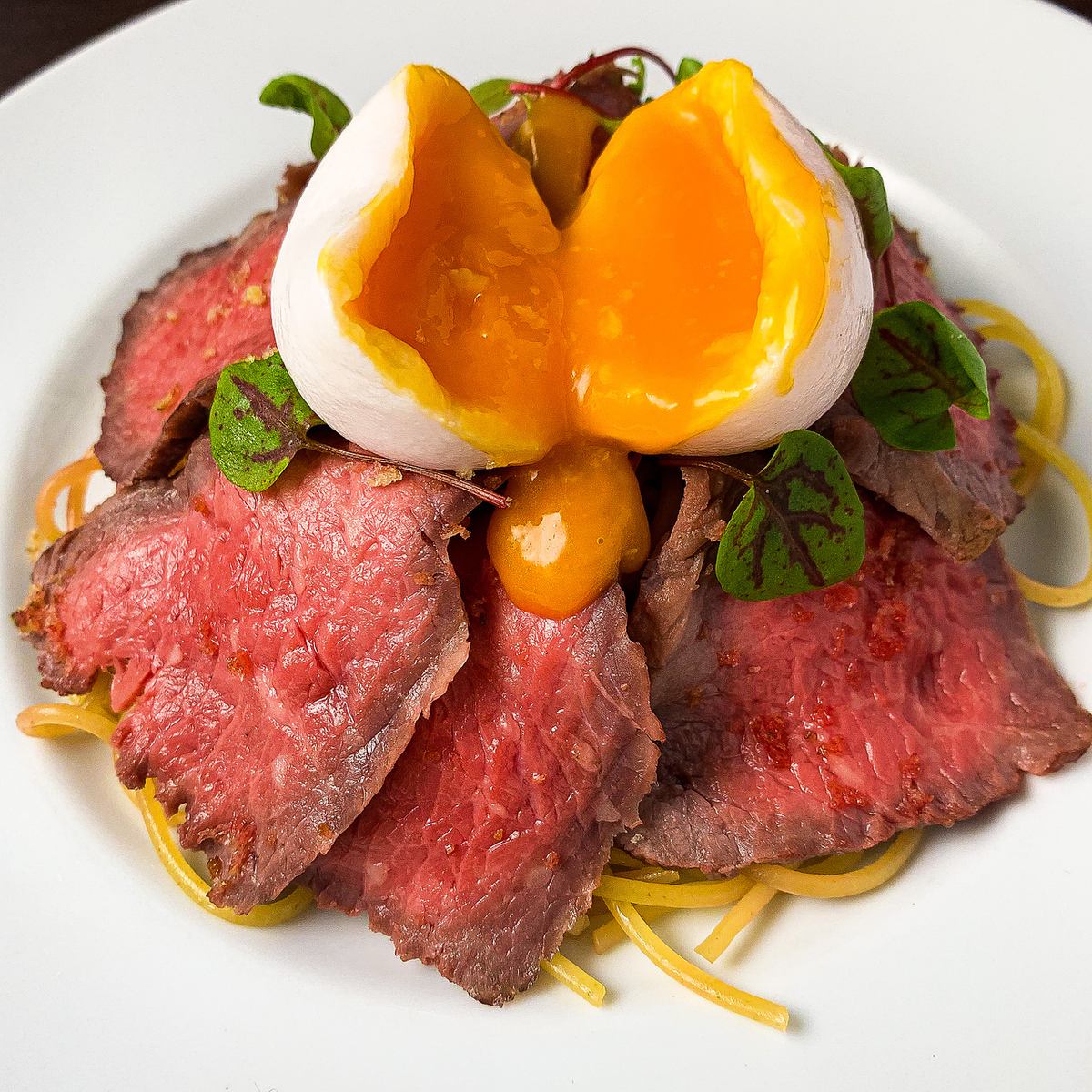 The chef, formerly of a famous hotel, offers exquisite pasta, original Italian dishes, and even cheesecake.