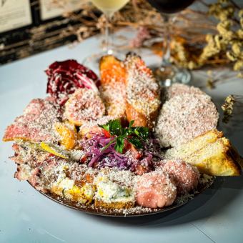 <予算3000円以内で大満足!>赤字覚悟!10種盛り合わせ前菜+ワイン2種付きセット2500円(税 抜)