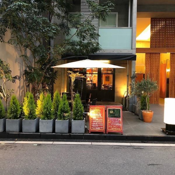 ◆リクエストに応えてくれる素敵なオーナー◆店内は落ち着いた雰囲気でゆっくり楽しむことができます♪ヨーロッパスタイルでワイングラスが天井からかかっており、照明が反射して店内がお洒落♪オーナーに“こんなお料理食べたい”と伝えると気さくに応えてくれるのでご自由に注文していただくことも可能です◎