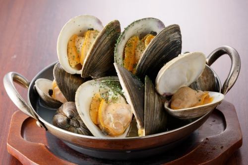 Steamed white clams with wine