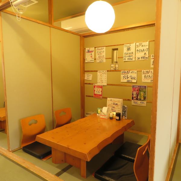 当店は、大勢でのご利用にも対応しており、宴会や打上げなど、さまざまなシチュエーションでご利用いただけます。2階には広々とした座敷席が広がり、最大32名様までの宴会が可能です。半個室の仕切りもあり、周囲の目を気にすることなく、ゆったりとお食事を楽しむことができます。