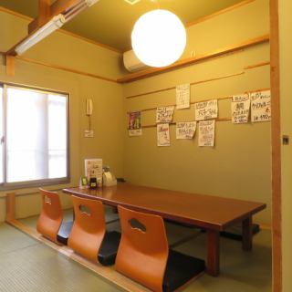 设有榻榻米座位，可供举办各种宴会、招待客人。我们接受预订，因此请随意在我们的餐厅举办宴会。