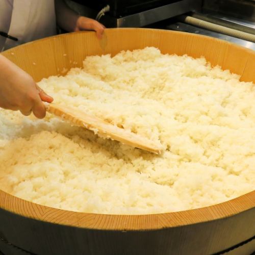 厳選された近隣エリアのお酢を使用した【シャリ】