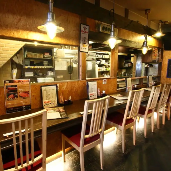 【カウンター席はおひとり様やカップルでのご利用におすすめ】ジュウジュー八幡店は、JR内房線八幡宿駅より徒歩1分。駅からもほど近く、お勤め帰りにも立ち寄りやすい場所にございます。1階のカウンター席は、目の前で“ジュウジュー”と焼く調理が見られ、お一人様やカップルのお客様に特におすすめです♪