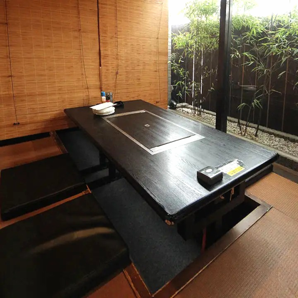 【落ち着いた雰囲気の掘りごたつ席(個室)でプライベートな時間を】4名様までお座りいただける個室は、仕切りを取って最大26名様でのご利用が可能！その他にも4名様までお座りいただける半個室席もご用意しております。全席掘りごたつ席となりますので、まるで家にいるかのような寛ぎのある空間です。誕生日/記念日/デート
