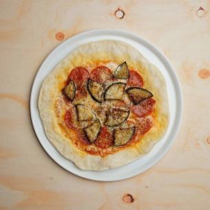 ピリ辛サラミと揚げ茄子のピザ