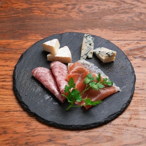 生ハムとチーズの盛り合わせ