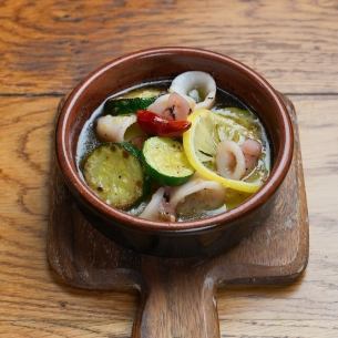 ヤリイカと芽ズッキーニのレモンアヒージョ