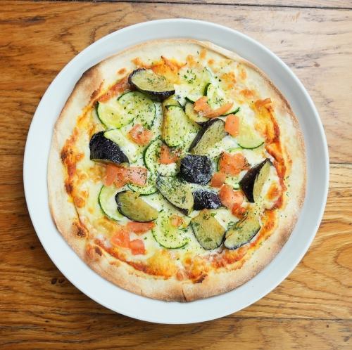 ズッキーニとなすの野菜ピザ