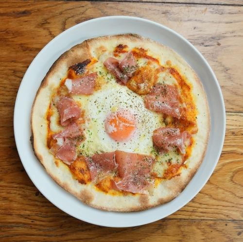 手作り生地のピザは常時１０種類♪