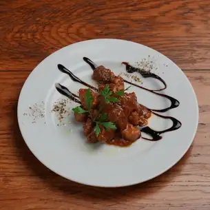 豚バラの赤ワイン煮込み　バルサミコソース