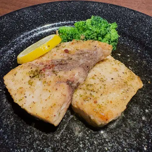 【8月限定 メカジキのソテー】
みんなの苦手な魚の骨、ありません🐟
食べやすいメカジキと
ガーリックの効いたバターソースが
相性ばっちりな一皿。
お肉もいいけどお魚も☺️
⭐営業時間⭐
17:00~24:00
Food LO 23:00
Drink LO 23:30
8月、9月も休まず営業👏
ご予約はホットペッパーからが便利です。
誕生日などのお祝いプレートは
お電話でご相談頂けると
細かいお話ができるので
おすすめです😊
電子タバコ喫煙可
お気軽にお越しください🥰