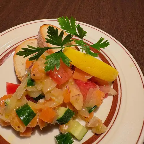 【８月限定　ロミロミサーモン】

ハワイでは定番の前菜🍅
角切りのサーモンと野菜の食感がさまざま✨
添えたレモンをしっかり絞ってから食べると
さっぱり感が増し増しで
暑い夏にまる🙆‍♀️

暑さ本番の今にぴったりなおつまみです☺️

⭐営業時間⭐
17:00～24:00
Food LO 23:00
Drink LO 23:30

8月のお盆期間もも休まず営業👏

ご予約はホットペッパーからが便利です。

誕生日などのお祝いプレートは
お電話でご相談頂けると
細かいお話ができるので
おすすめです😊

電子タバコ喫煙可

お気軽にお越しください🥰