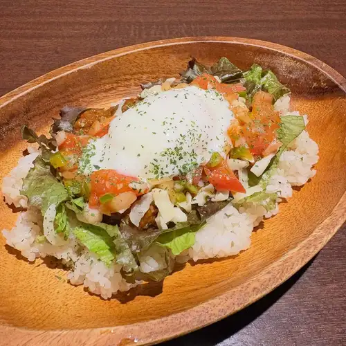 【十月限时特惠：溏心蛋塔可饭】

自制肉酱和溏心蛋
把所有食材混合在一起吃，味道好极了😊

我们也欢迎只想用餐的顾客！🍝

这是我们的月度菜单。
请借此机会来参观我们！😊

恋人摇滚相模原店
整个十月我们将照常营业，不休息一天🙌

⭐营业时间⭐
17:00~24:00
Food LO 23:00
Drink LO 23:30

整个十一月我们都照常营业！👏

通过 Hot Pepper 预订很方便。

我们也开始接受12月份的预订啦！🌸

关于年末聚会和生日庆祝餐盘等。
如果您通过电话联系我们，
因为我们可以详细讨论。
我强烈推荐😊

电子香烟是允许使用的。

欢迎随时光临！🥰