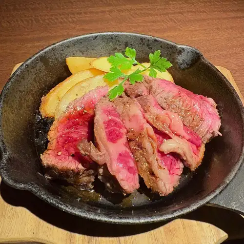 【牛肉三筋牛排 - 仅限九月供应】

我们最初是从牛小排开始的。
它很快就消失了。
我们目前将其作为牛三角肉排供应🥩

烤肉也很好。
西冷牛排的脂肪分布更均匀。
精致的品味🌼

台风正在逼近🌀

请您在光临本店时注意脚下安全。
请来！🙇‍♀️

恋人摇滚相模原店
我们无视台风，照常营业！🙌

⭐营业时间⭐
17:00~24:00
Food LO 23:00
Drink LO 23:30

九月和十月我们照常营业！👏

通过 Hot Pepper 预订很方便。

生日及其他场合的庆祝餐盘
如果您通过电话联系我们，
因为我们可以详细讨论。
我强烈推荐😊

电子香烟是允许使用的。

欢迎随时光临！🥰