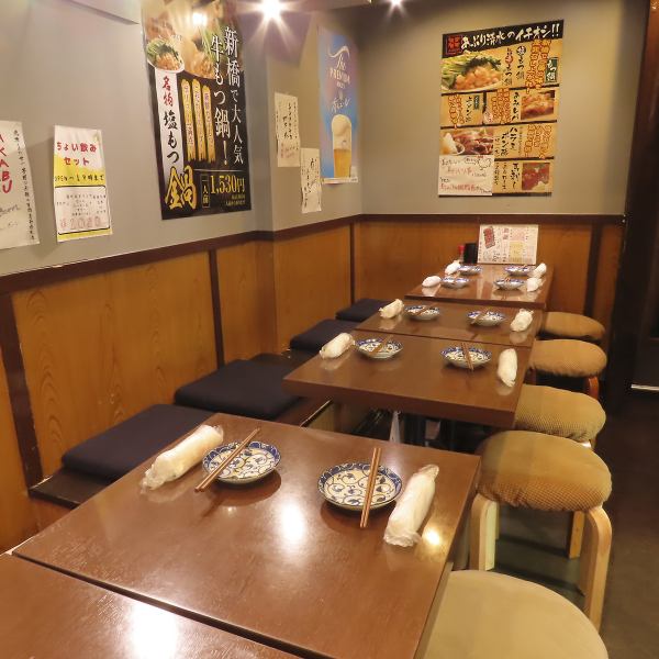 【2名用のテーブル席】デートや少人数での食事に最適な2名席は、落ち着いた雰囲気でゆったりと過ごせます。やきとんや、ぷりぷりのもつ鍋をシェアしながら、会話を楽しむのにぴったり。珍しい日本酒も揃っているので、少しずつ味わいながら、お気に入りの一本を見つける楽しみも。