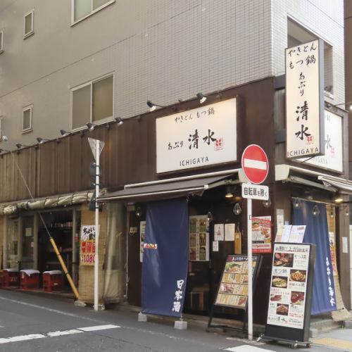 【10名様から貸切もご相談可能】当店では10名様からの貸切利用もご相談いただけます。宴会や打ち上げ、仲間内での集まりなど、周りを気にせずゆったり楽しめる空間としてご利用いただけます。やきとんやもつ鍋を囲みながら、日本酒とともに賑やかなひとときをお過ごし下さい。人数や利用内容など、お気軽にご相談ください。