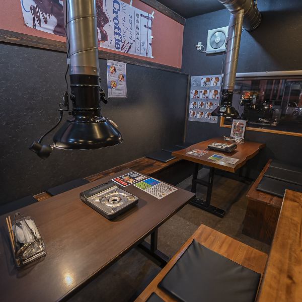 総席数28席の広々とした店内は、シックなオレンジ色の暖色の照明で落ち着いた雰囲気です。テーブル席を繋げれば大人数でのご利用にも柔軟に対応可能！ご家族のお集まりや会社宴会、貸切のご相談も承ります。美味しい料理と共に、皆様の笑顔があふれる特別な時間をお届けいたします★