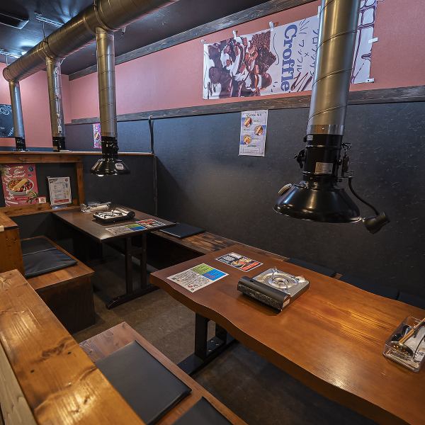 【テーブル席】シックな暖色の照明が心地よい店内は、会話が弾む雰囲気。4名席×3卓、6名席×1卓のテーブル席は、お席を繋げれば最大8名様まで対応可能です。(6名席と4名席を繋げる事で11名で利用可)女子会やご友人との飲み会に最適！落ち着いた空間で、美味しいしゃぶしゃぶを囲みながら、楽しいひと時をお過ごし下さい♪