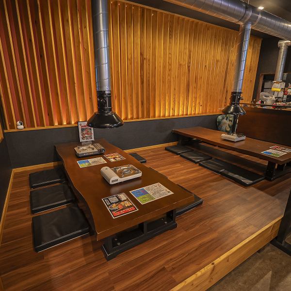 【お座敷】お子様連れでも安心のお座敷席をご用意！6名席が2卓あり、足を崩してゆったりとおくつろぎいただけます。ご家族でのお食事に最適です！落ち着いた暖色照明の下、周りを気にせず、美味しいお食事と共に団らんのひとときをお楽しみください♪お子様連れでご来店される場合は、お座敷にご案内いたします。