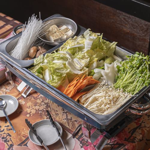 鮮度抜群！市場直送のシャキシャキ野菜と熟成肉の共演