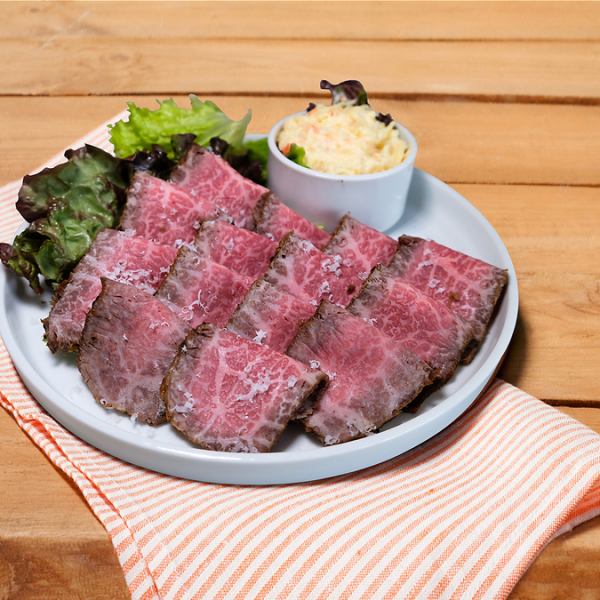 お肉のプロが厳選した牛肉を絶妙な火加減で仕上げました♪当店の【ローストビーフ】をぜひご賞味ください！